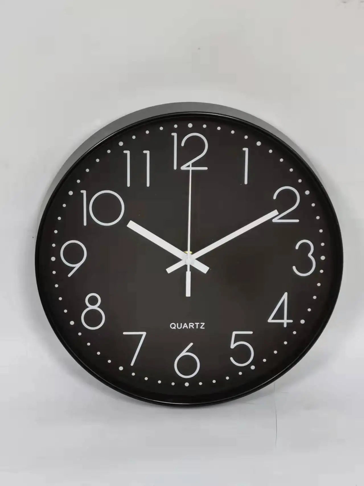 Horloge Murale Élégante – Minimalisme et Finition Dorée