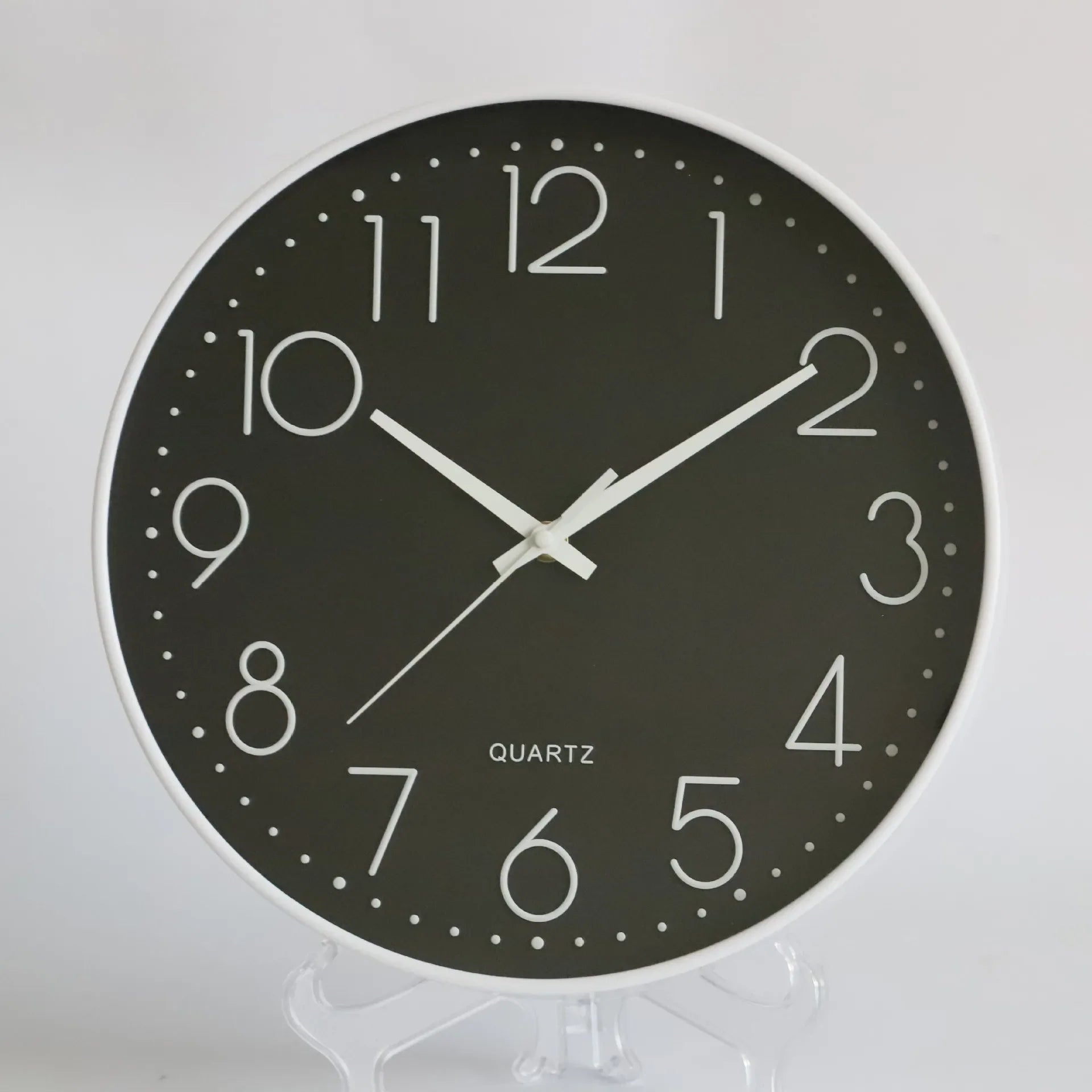 Horloge Murale Élégante – Minimalisme et Finition Dorée
