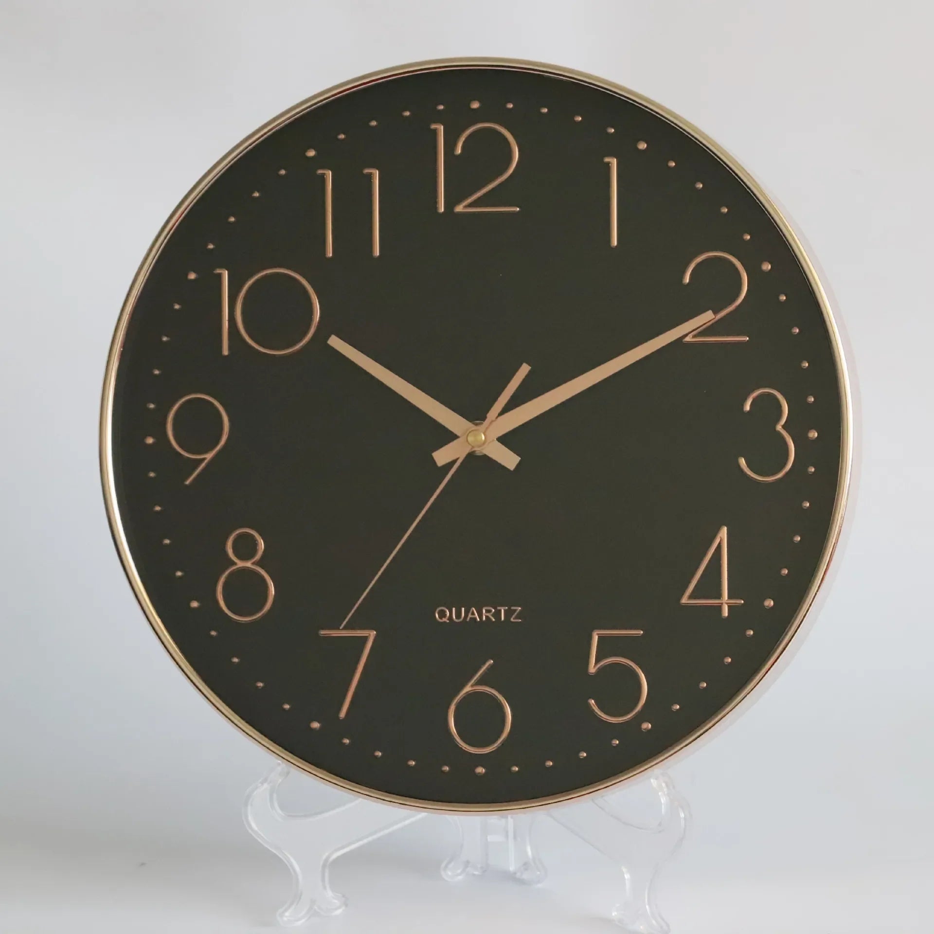 Horloge Murale Élégante – Minimalisme et Finition Dorée